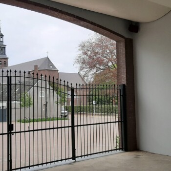 Doorkijk naar straat.
