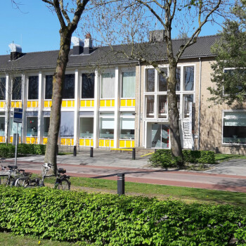 Voorzijde van het gebouw.